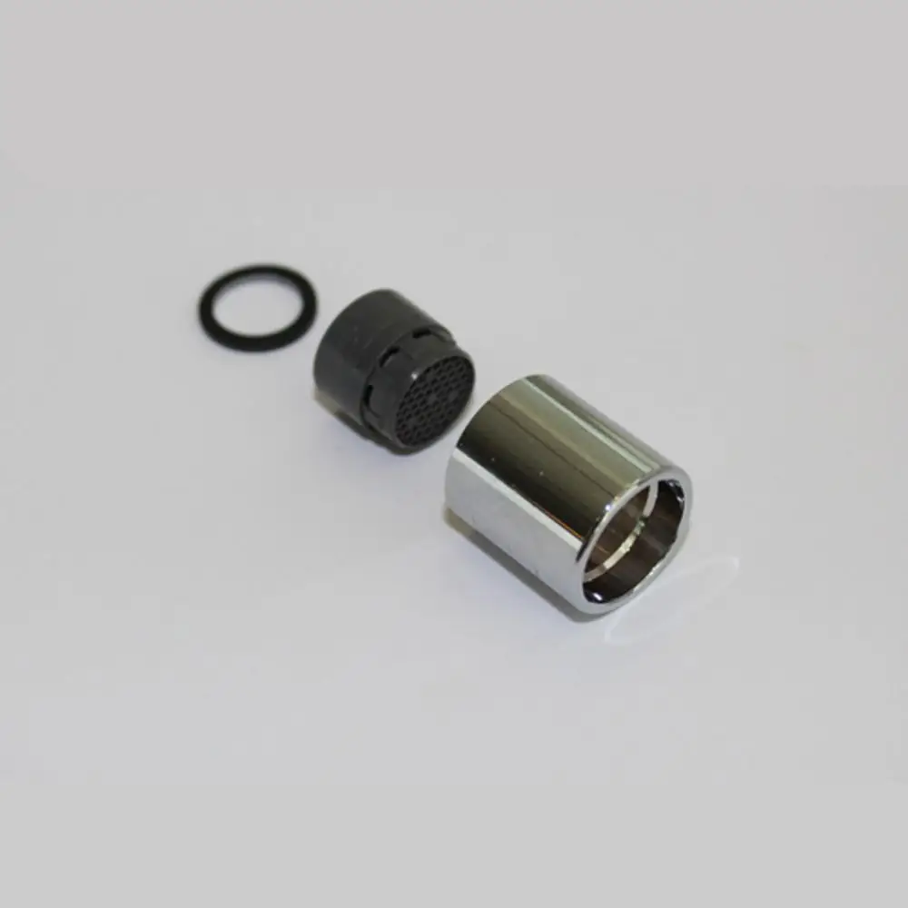 Strahlregler von Ideal Standard, bestehend aus einem chromfarbenen Zylinder und einem schwarzen Einsatz, mit einem O-Ring zur Abdichtung, auf weißem Hintergrund.